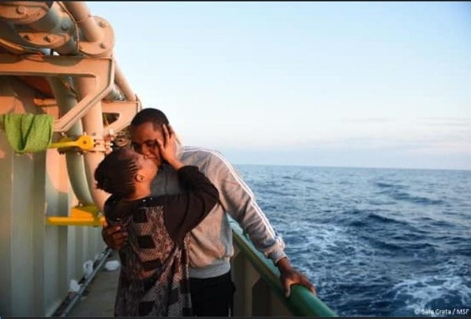 Ωδή στον έρωτα και την σεξουαλικότητα, με αφορμή ένα φιλί προσφύγων, απ τον διασώστη Ιάσονα Αποστολόπουλο