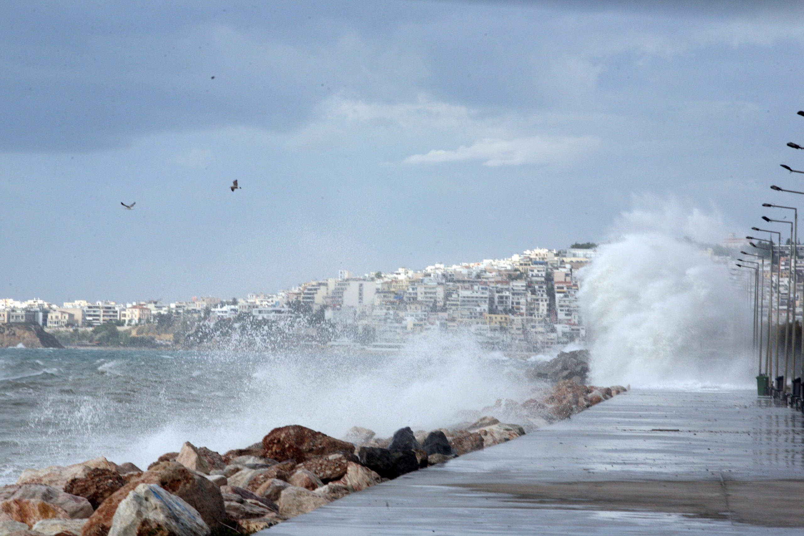 Σε εξέλιξη το νέο κύμα κακοκαιρίας με βροχές , καταιγίδες και χιόνια – Η πρόβλεψη της ΕΜΥ