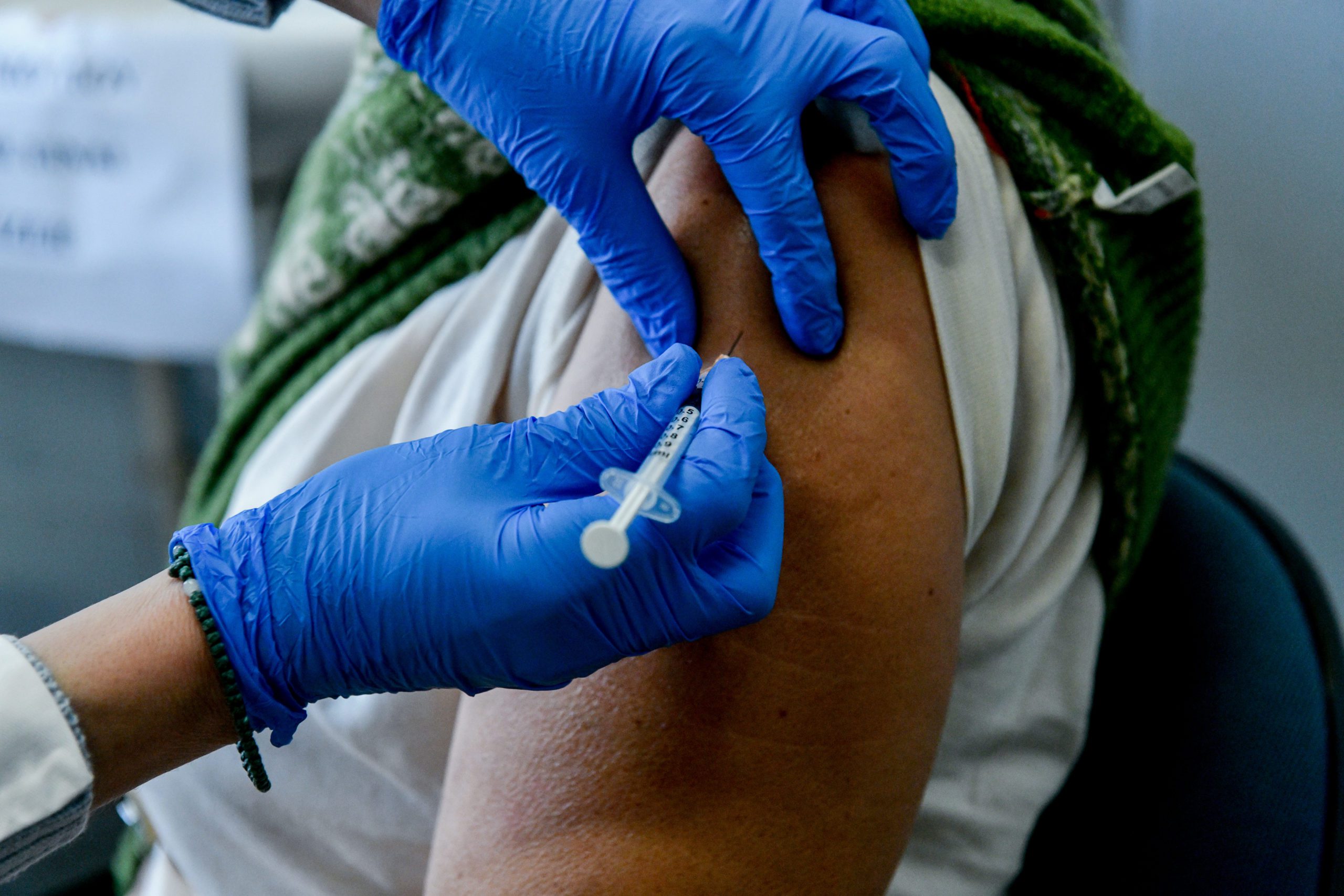 Αποτράπηκαν 20.000 θάνατοι λόγω των εμβολιασμών αποκαλύπτει νέα έρευνα Τσιόδρα – Λύτρα