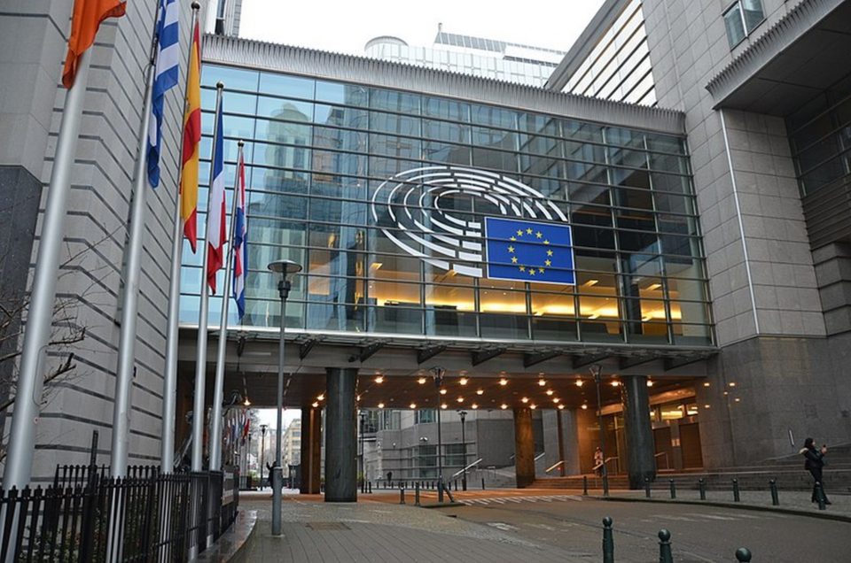 800px-European_Parliament_building_Brussels_3-1-960x636