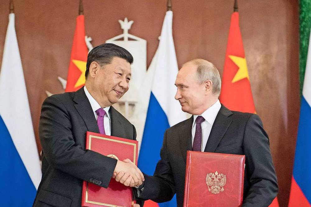 Γιατί η Κίνα «κάνει πλάτες» στη Ρωσία