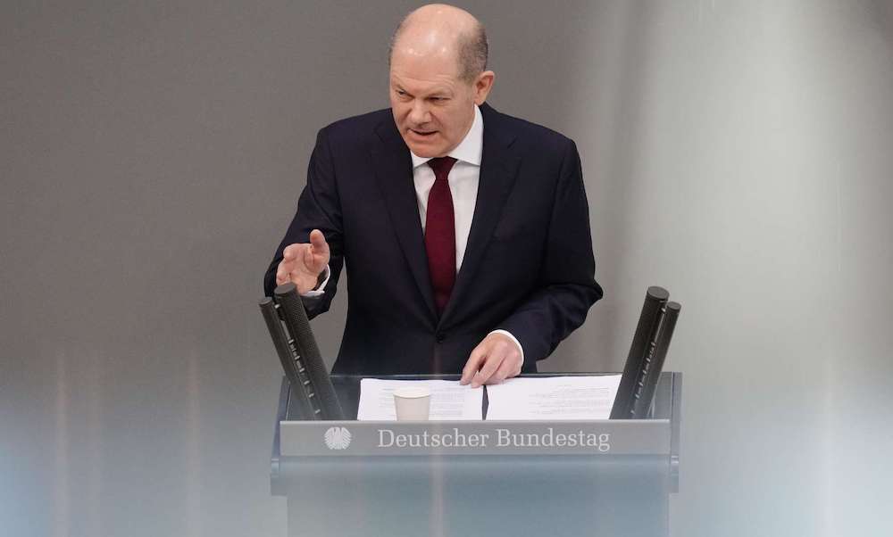 Οι Γερμανοί επανεξοπλίζονται και όλοι πανηγυρίζουν – Νέο Ταμείο 100 δισ. ευρώ για την άμυνα ανακοίνωσε ο Σολτς