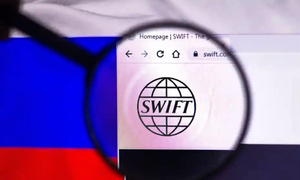 ΗΠΑ, Ε.Ε. και άλλες χώρες ανακοίνωσαν αποκλεισμό επιλεγμένων ρωσικών τραπεζών από το Swift