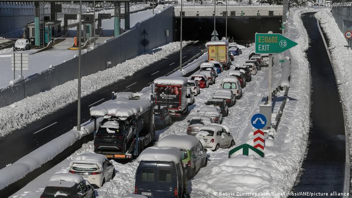 Γερμανικά ΜΜΕ: Η ανεπαρκής διαχείριση του χιονιά στην Ελλάδα