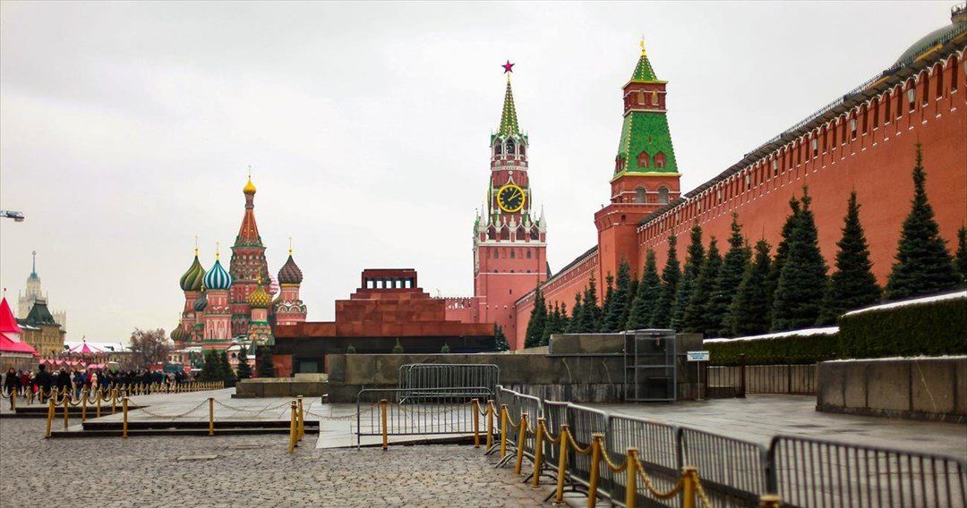 Τι απαντά το Κρεμλίνο στα ευρωπαϊκά σχέδια για χρήση δεσμευμένων ρωσικών κεφαλαίων και δασμούς στα ρωσικά σιτηρά