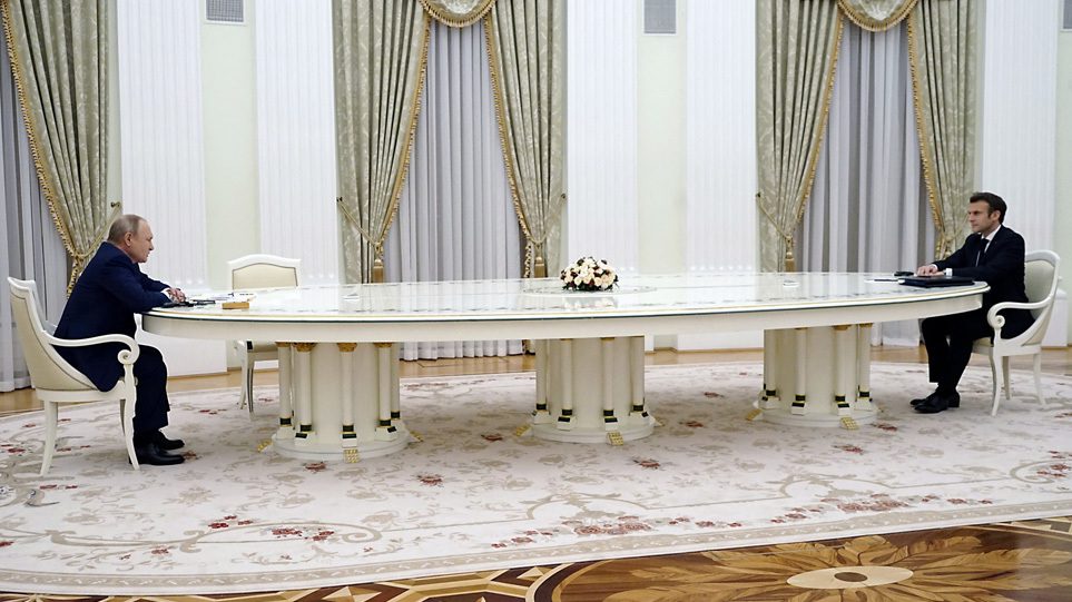 Πούτιν – Μακρόν : λύθηκε το μυστήριο, για το γιατί κάθισαν σε απόσταση 4 μέτρα ο ένας από τον άλλον