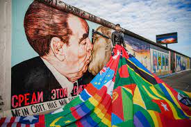 Ξαναχτίζεται το Τείχος του Βερολίνου;