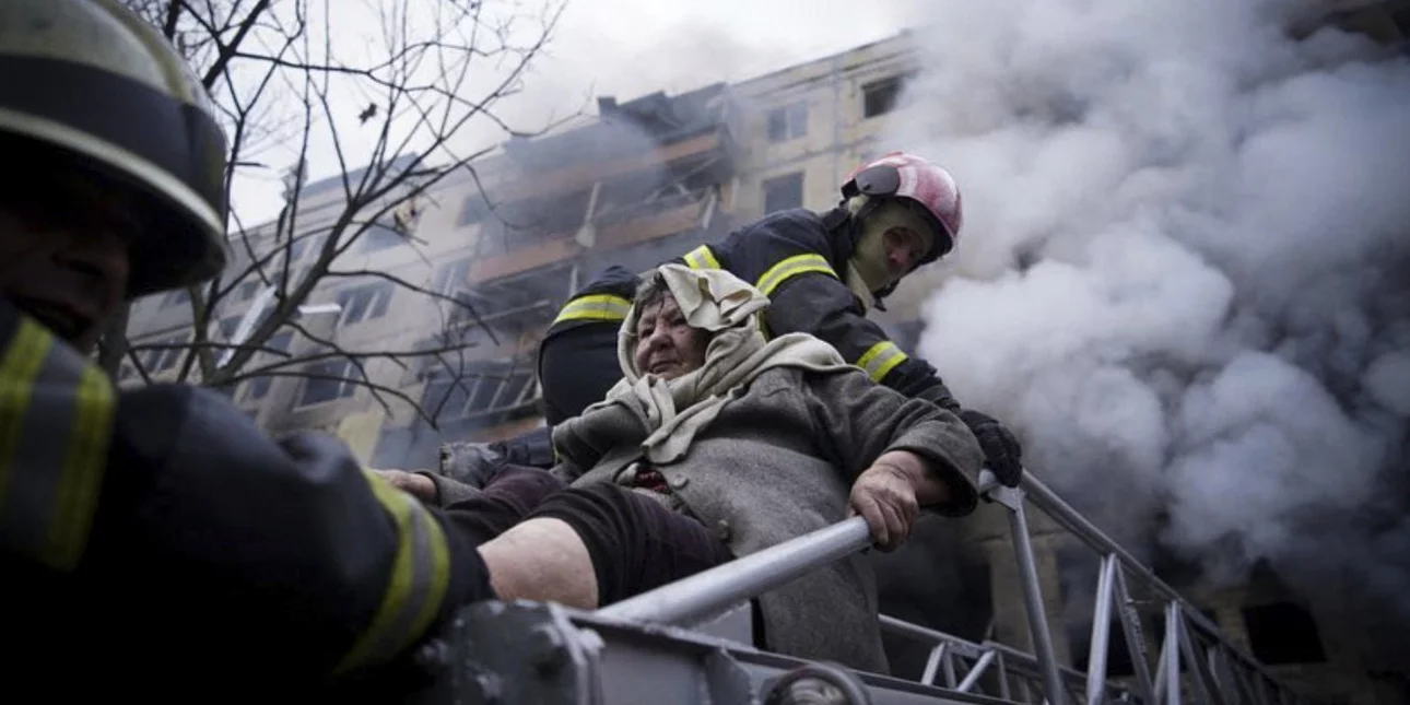 Ουκρανία: Συνέχεια διαπραγματεύσεων, ενώ οι Ρώσοι βομβάρδισαν πολυκατοικία στο Κίεβο -2 νεκροί πολλοί εγκλωβισμένοι