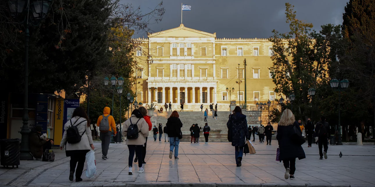 «Κλειδώνουν» τα μέτρα για την ακρίβεια – Οικονομου: Επιδότηση με διευρυμένα εισοδηματικά κριτήρια στα καύσιμα