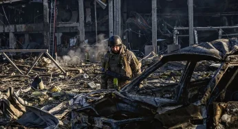 Στάχτη η Μαριούπολη – Εφιάλτης με 100.000 εγκλωβισμένους – Μάχες στο Χάρκοβο – Στο στόχαστρο στρατιωτικοί στόχοι στη βορειοδυτική Ουκρανία