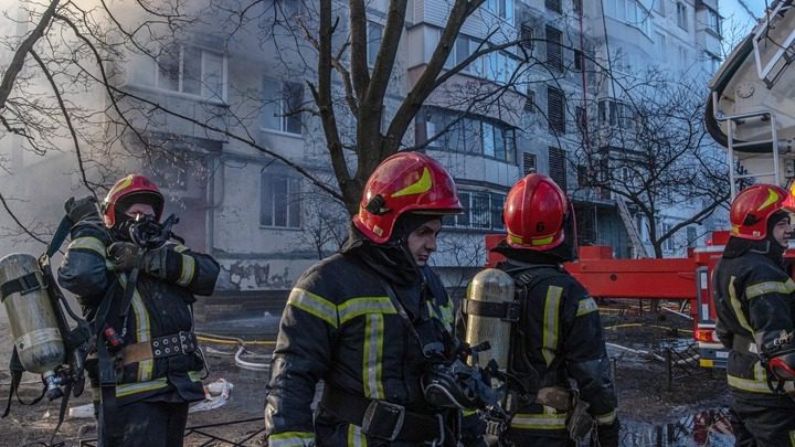 Συντρίμμια πυραύλου που καταρρίφθηκε σε πολυκατοικία στο Κίεβο – Τουλάχιστον 1 νεκρός