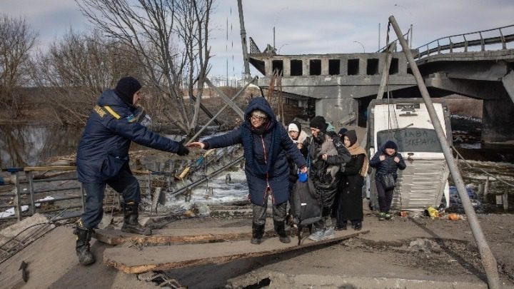 Ουκρανία: Συνέχεια διαπραγματεύσεων την Παρασκευή, ενώ συνεχίζονται οι επιθέσεις – Προσωρινή κατάπαυση πυρός στη Μαριούπολη