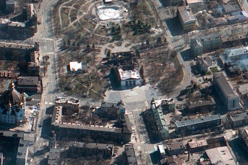 Ουκρανία: Αναφορές για βομβαρδισμό Σχολής Καλών Τεχνών στη Μαριούπολη με 400 άμαχους