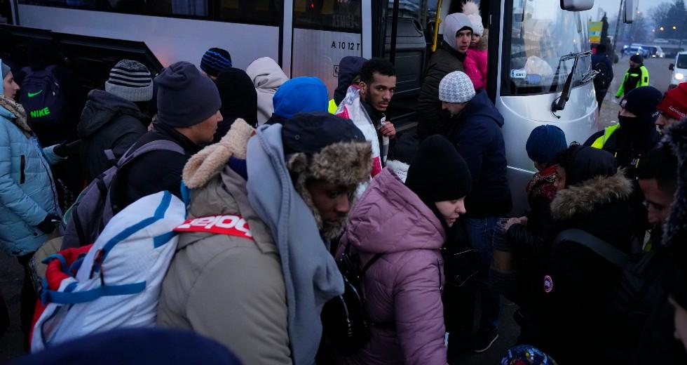 Τουλάχιστον 660.000 πρόσφυγες εγκατέλειψαν την Ουκρανία, ένα εκατ. οι εκτοπισμένοι