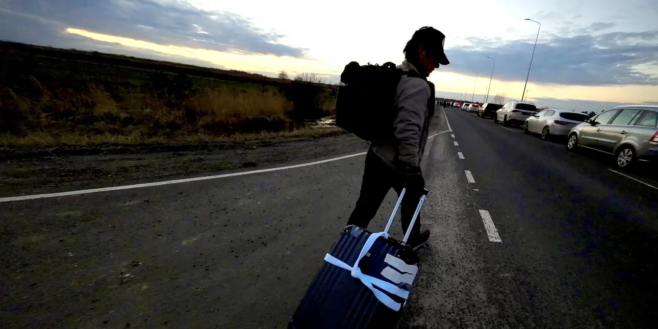 Ουκρανια: Ο Σον Πεν προσπαθεί να περάσει με τα πόδια μαζί με τους πρόσφυγες τα σύνορα με την Πολωνία
