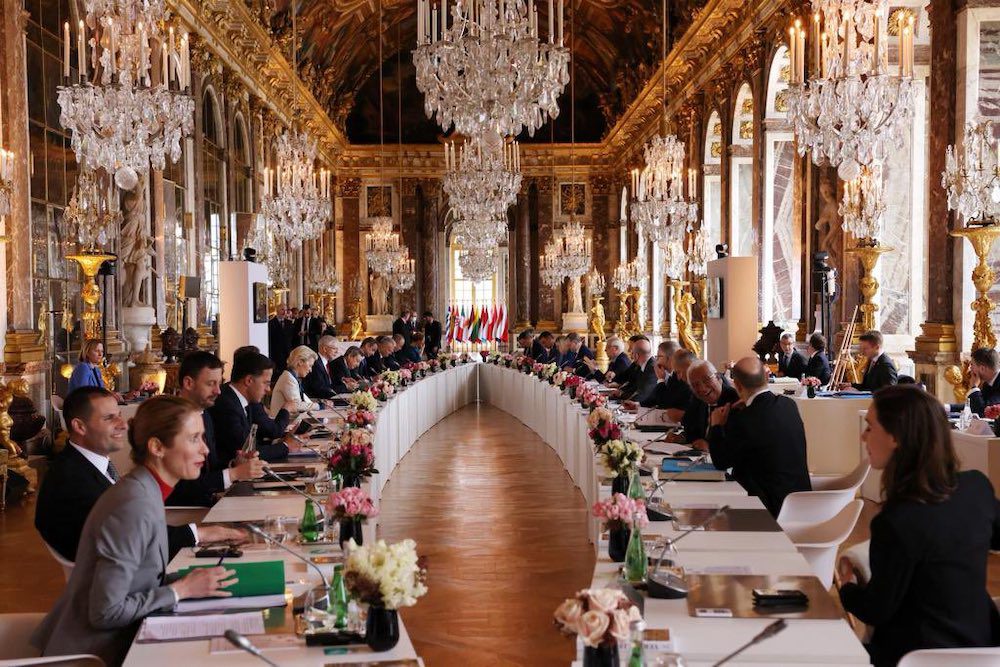 Σύνοδος Κορυφής στις Βερσαλλίες: Σιγά τον… πολυέλαιο