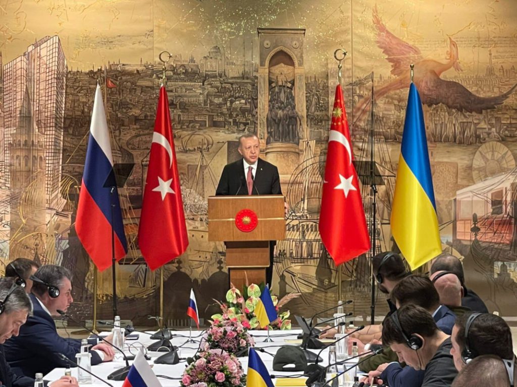 This handout picture taken and released by Ukrainian Presidential press service on March 29, 2022 shows Turkish President Recep Tayyip Erdogan (C) opening Ukrainian-Russian talks in Istanbul. - Turkish President Recep Tayyip Erdogan told Russian and Ukrainian delegations due to resume face-to-face talks on Tuesday that "both parties have legitimate concerns." (Photo by UKRAINIAN PRESIDENTIAL PRESS SERVICE / AFP) / RESTRICTED TO EDITORIAL USE - MANDATORY CREDIT "AFP PHOTO / UKRAINIAN PRESIDENTIAL PRESS SERVICE " - NO MARKETING - NO ADVERTISING CAMPAIGNS - DISTRIBUTED AS A SERVICE TO CLIENTS
