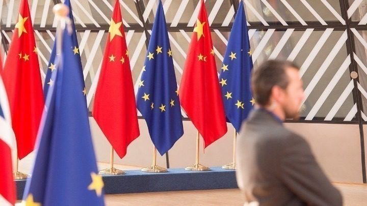 Σύνοδος ΕΕ – Κίνας: Τι βάζουν στο τραπέζι για να αποτρέψουν το Πεκίνο να βοηθήσει τη Ρωσία