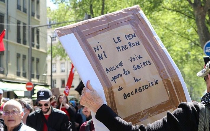 Γαλλικές εκλογές: Ο Μελανσόν «παζαρεύει» την πρωθυπουργία, η Λεπέν βάζει δίλημμα «Μακρόν ή Γαλλία» ενώ ηγέτες της ΕΕ κινδυνολογούν για Frexit
