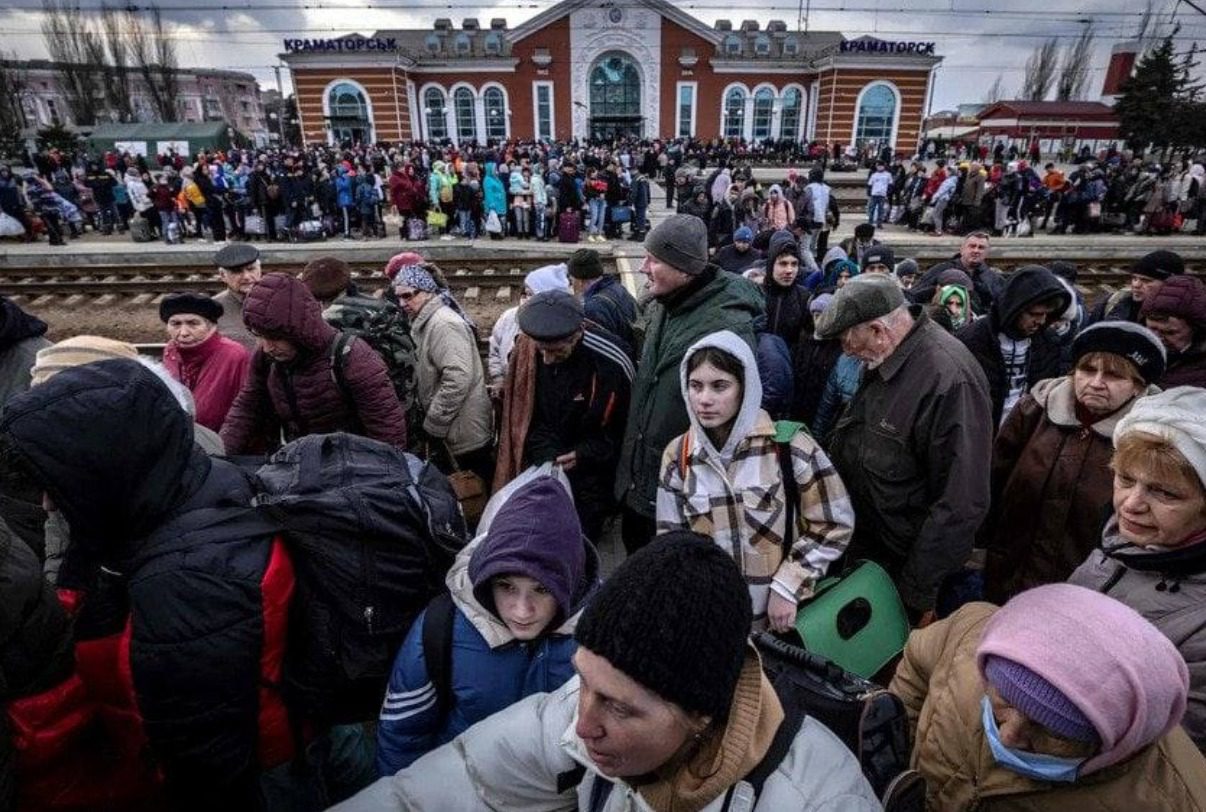 Βομβαρδισμός σιδηροδρομικού σταθμού στο Κραματόρσκ με τουλάχιστον 30 νεκρούς, την ώρα που «αδειάζει» το Ντονμπάς (ΒΙΝΤΕΟ)