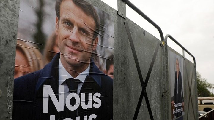 Οι μεγάλες γαλλικές εφημερίδες καλούν τους αναγνώστες τους να ψηφίσουν Μακρόν