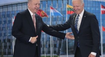 Τα αντιδυτικά «ένστικτα» των Τούρκων και πώς τα εκμεταλλεύεται ο «ακροβάτης» της διπλωματίας Ερντογάν