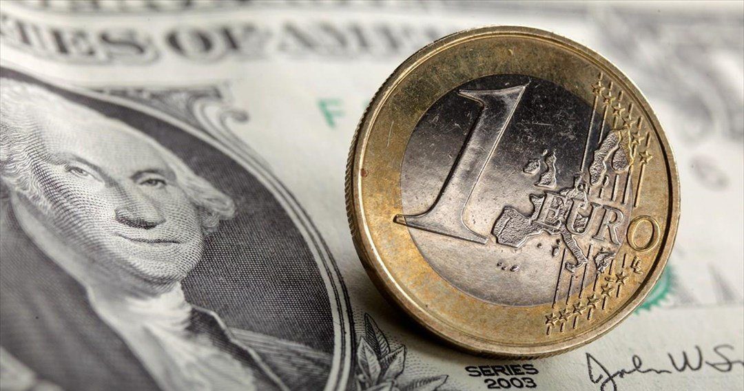 Eυρώ: Κάτω από το 1,05 δολ. για πρώτη φορά από το 2002