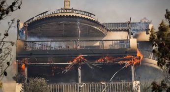 Μεγάλη φωτιά στη Βούλα – Κάηκαν σπίτια και αυτοκίνητα