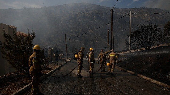 Φωτιά σε Γλυφάδα: Βελτιωμένη η κατάσταση στην Άνω Βούλα – Ολονύχτια μάχη από επίγειες δυνάμεις