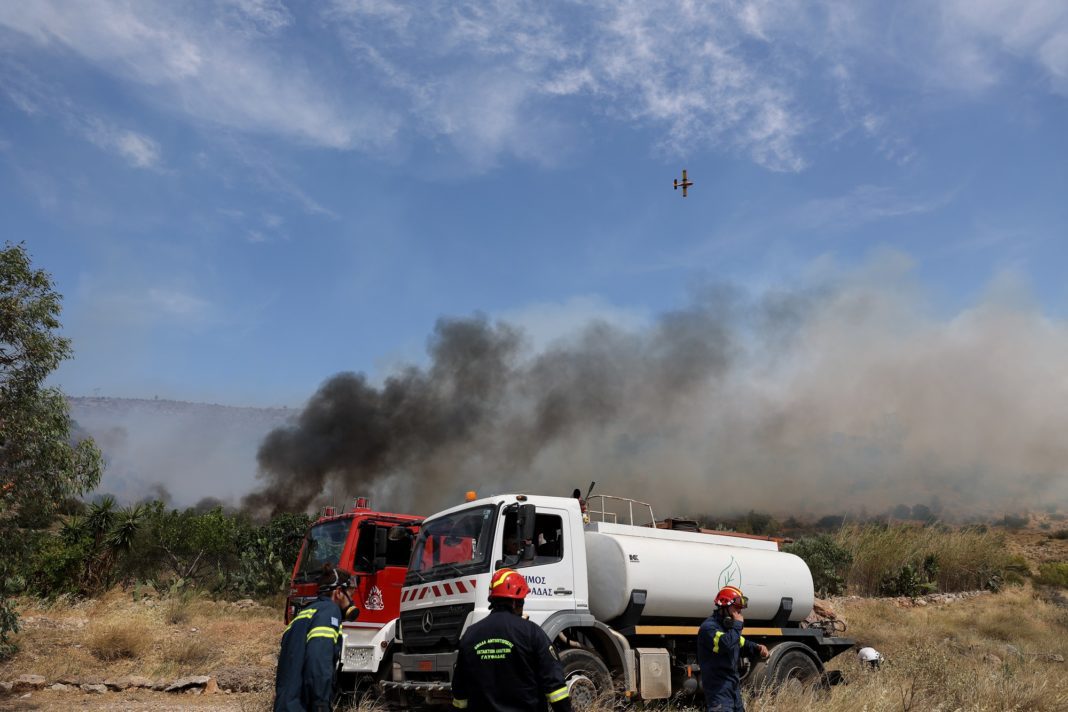 Μεγάλη φωτιά στον Κουβαρά: Προληπτική απομάκρυνση κατοίκων από Λαγονήσι, Σαρωνίδα και Ανάβυσσο