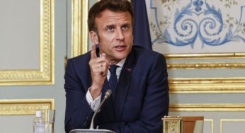 Μαύρα μεσάνυχτα υπέγραψε ο Μακρόν τον νόμο για το συνταξιοδοτικό – Οργή από αντιπολίτευση και συνδικάτα