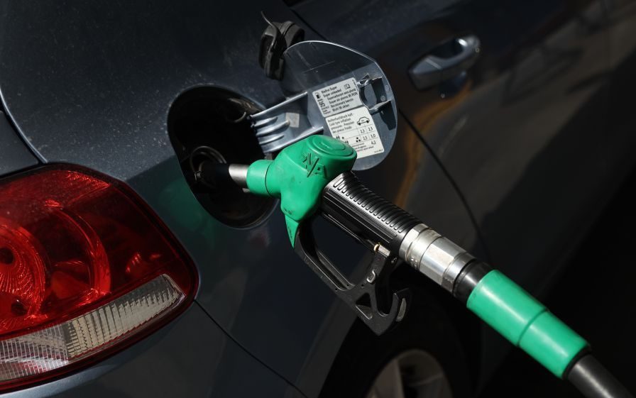 Δωρεάν μαθήματα κλοπής βενζίνης από αυτοκίνητα από την… ΕΡΤ