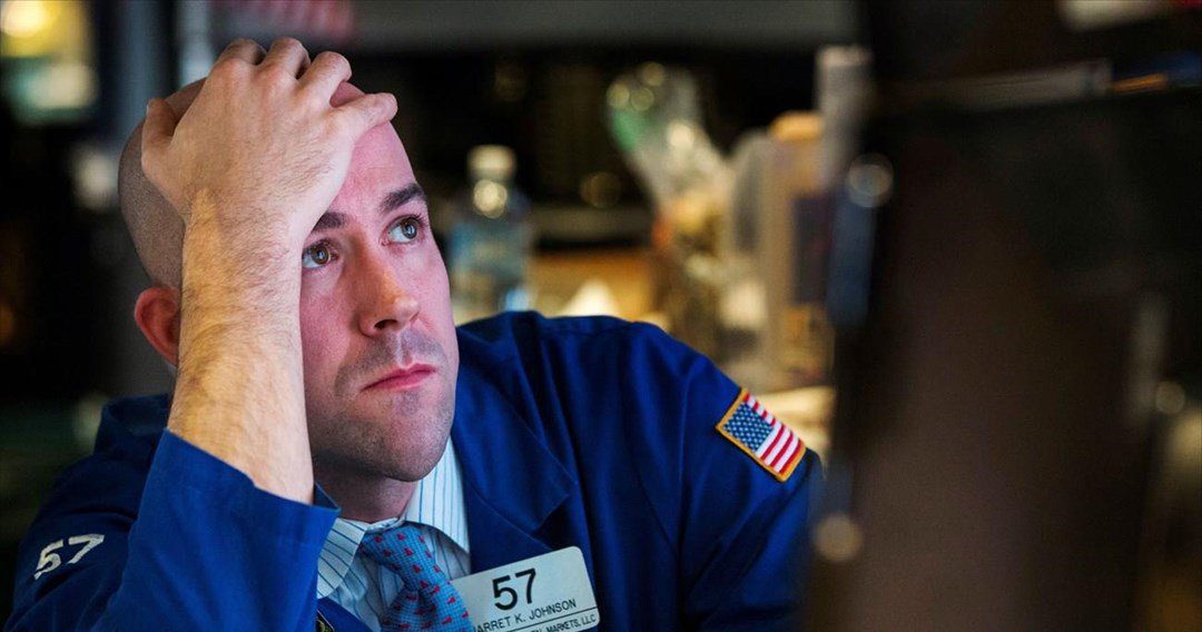 Wall Street: Βαριές απώλειες – 700 μονάδες χάνει ο Dow Jones