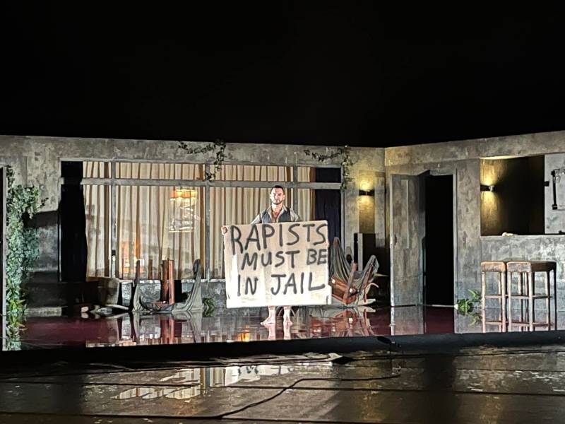 Φεστιβάλ Χορού Καλαμάτας: Διαμαρτυρία με πανό για την υπόθεση Λιγνάδη – Αποχώρησαν Μανδώνη-Γιατρομανωλάκης