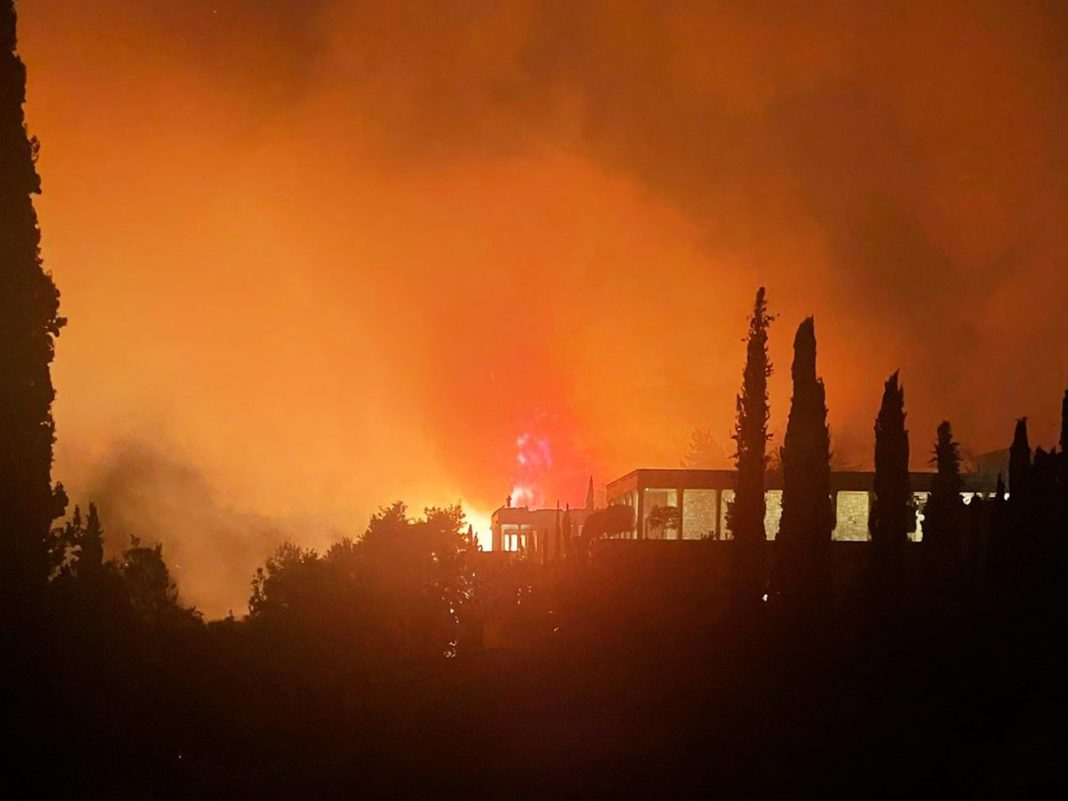 Βελτιωμένη εικόνα για τις πυρκαγιές σε Παλαιοβαρβάσαινα, Σαλμώνη και Φαναρά σε Πύργο και Αρχαία Ολυμπία