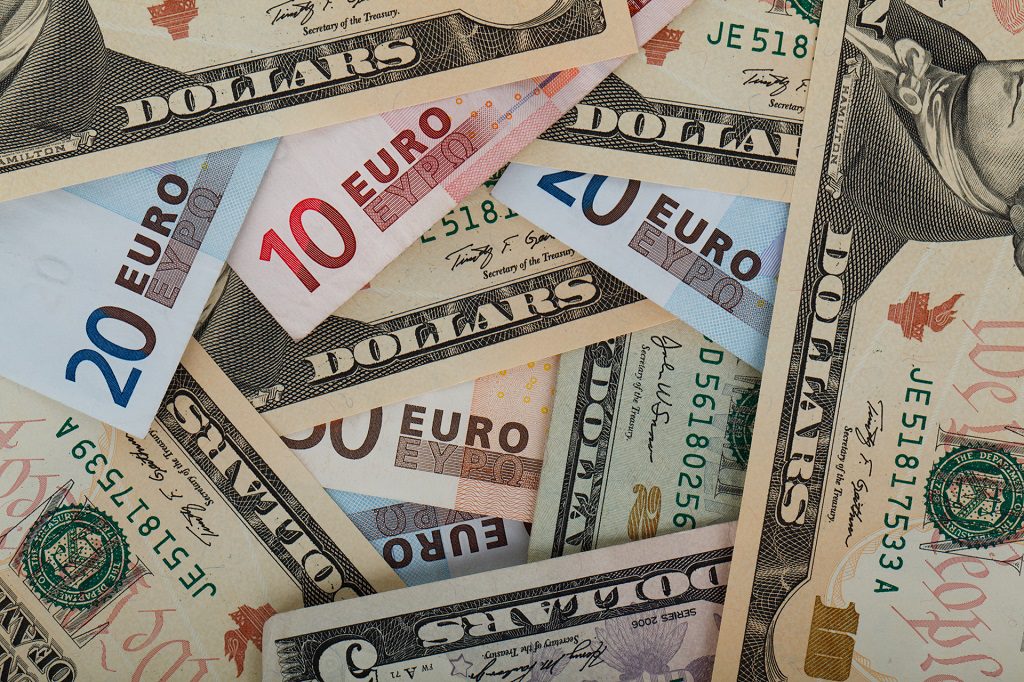 Νέος εφιάλτης για την Ευρώπη: Το ευρώ άγγιξε την απόλυτη ισοτιμία με το δολάριο