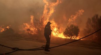 Φωτιά στην Ηλεία: Ανεξέλεγκτη η κατάσταση στα Κρέστενα – Καίγονται σπίτια στη Σκιλλουντία, μήνυμα από το 112