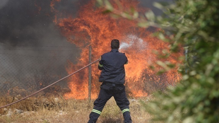 Πόρτο Γερμενό: Ενισχύθηκαν οι δυνάμεις – Σε επιφυλακή η Πυροσβεστική στην Αττική