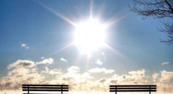 Καιρός: Με καλοκαιρινή διάθεση την Κυριακή—Πού θα σημειωθούν τοπικές λασποβροχές και καταιγίδες