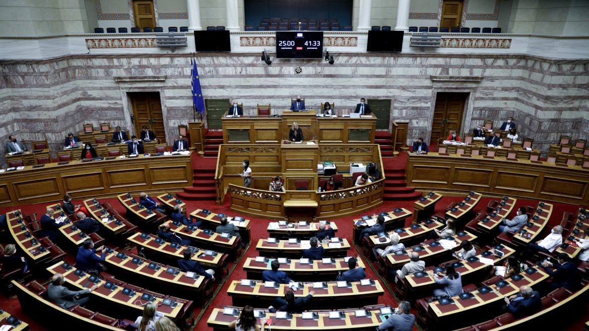 Κορυφώνεται στη Βουλή η αντιπαράθεση για τις παρακολουθήσεις – Σήμερα η μάχη των πολιτικών αρχηγών