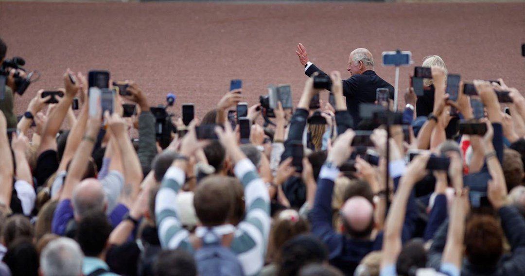 Βρετανία: Ο Κάρολος Γ' επέστρεψε στο Μπάκιγχαμ υπό τις επευφημίες του πλήθους