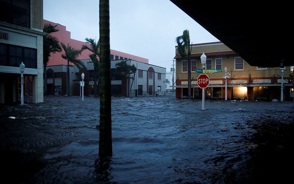 Σαρώνει τη Φλόριντα ο κυκλώνας Ίαν – Με βάρκες στους δρόμους (βίντεο)