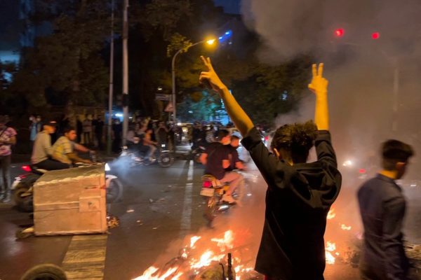 Εξέγερση στο Ιράν: Διαδηλώσεις και συγκρούσεις ενάντια στην αστυνομική βία, για τα δικαιώματα των γυναικών – Τουλάχιστον 5 νεκροί (vids)
