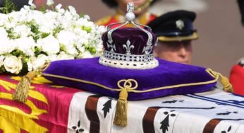 Αιχμηρές δηλώσεις του ΚΚΕ για τη βασιλική κηδεία: «Οι λαοί ετοιμάζονται για μεσαιωνικές συνθήκες»