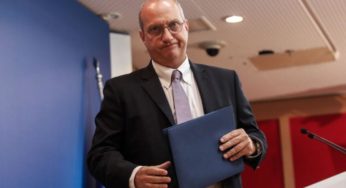 Προστάτης των Χριστουγέννων – και της κυβέρνησης – ο Οικονόμου: «Ο κ. Τσίπρας γεμίζει την ατμόσφαιρα με μαυρίλα και μιζέρια»