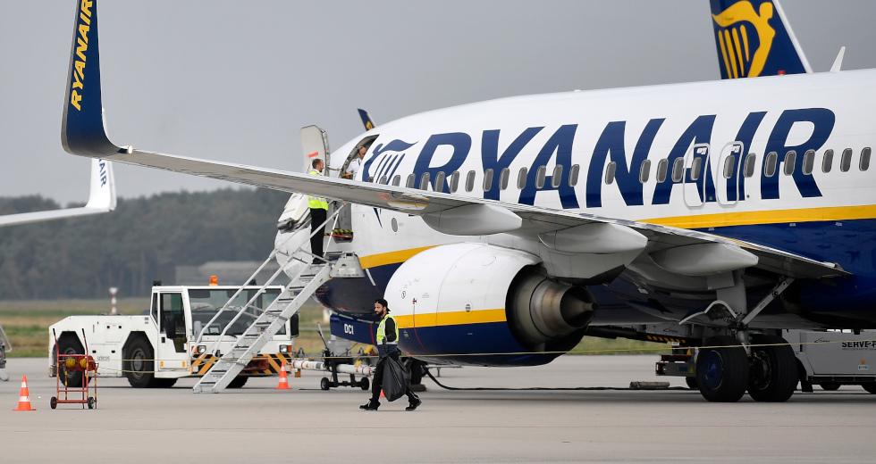 H Ryanair κλείνει τη βάση της στην Αθήνα για το χειμώνα, με «καρφιά» για το υπ. Τουρισμού
