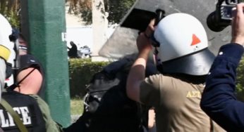 Αστυνομικός χτυπά με μανία φοιτήτρια στο κεφάλι με την ασπίδα του (vid)
