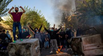 Συγκρούσεις αστυνομικών με διαδηλωτές στο Ιράν και κυβερνητική αντιδιαδήλωση στη Σιράζ