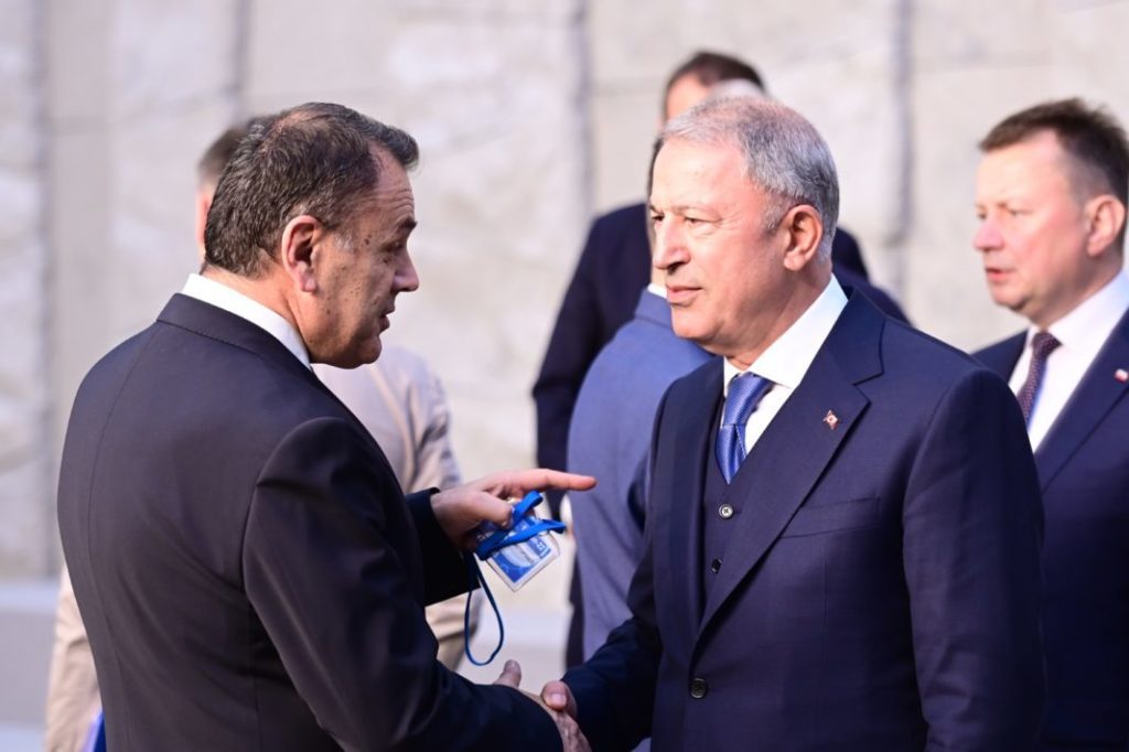 Ο Υπουργός Άμυνας Νίκος Παναγιωτόπουλος συνομιλεί με τον Τούρκο ομόλογο του Χουλουσί Ακάρ, στο περιθώριο της Συνόδου των Υπουργών Άμυνας των χωρών -μελών του ΝΑΤΟ στις Βρυξέλλες, Πέμπτη 16 Ιουνίου 2022 (Γ.Τ ΥΠΟΥΡΓΕΙΟ ΑΜΥΝΑΣ/ EUROKINISSI)