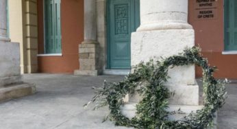 Ντροπή κι οργή για διευθυντή που ζήτησε από παιδί μεταναστών 50 ευρώ για ένα στεφάνι